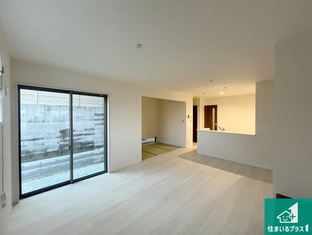 加古川市加古川町北在家　第4期　新築一戸建ての居間・リビング|日当たり良好の明るいリビングで朝の目覚めもスッキリできそう！対面キッチンでご家族のコミュニケーションも自然と増える設計！小さなお子様が遊ぶスペースを作っても広々とくつろげるLDK！