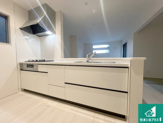 加古川市加古川町北在家　第4期　新築一戸建てのキッチン|子供を見守りながらお料理が出来るため家族のコミュニケーションか増えます♪スペースが広く確保されている為お子様が大きくなったときは一緒に料理を楽しめます♪