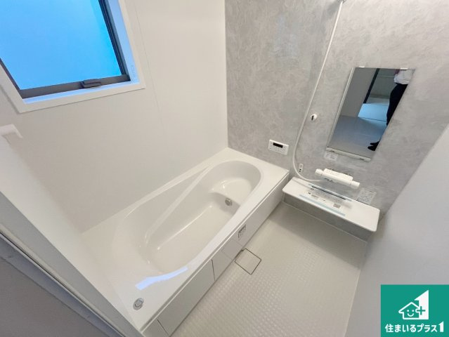 加古川市加古川町北在家　第4期　新築一戸建ての浴室|足をゆったり伸ばして寛げる浴槽です。窓が設けられていますので差し込む光が明るく穏やかな雰囲気にしてくれます♪浴室乾燥機も設置しているので、雨の日の洗濯物も安心です♪