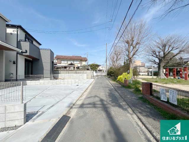 29(土)30(日)現地見学可能！◆岸和田市並松町　全2邸の前面道路含む現地写真|周辺は閑静な住宅街！前面道路広々で車の出し入れも便利です。駐車が苦手な方でも安心して車庫入れできます！