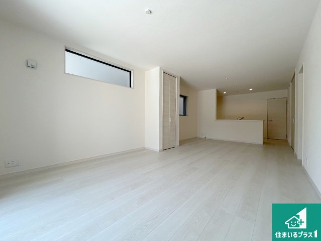 29(土)30(日)現地見学可能！◆岸和田市並松町　全2邸の居間・リビング|シンプルなリビングは、観葉植物等のインテリアを楽しめますね！パパ好みにも、ママ好みにも家具次第で雰囲気を変えることができます！