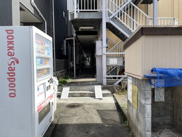 桜丘ローズマンションのエントランス|近くに自動販売機あり