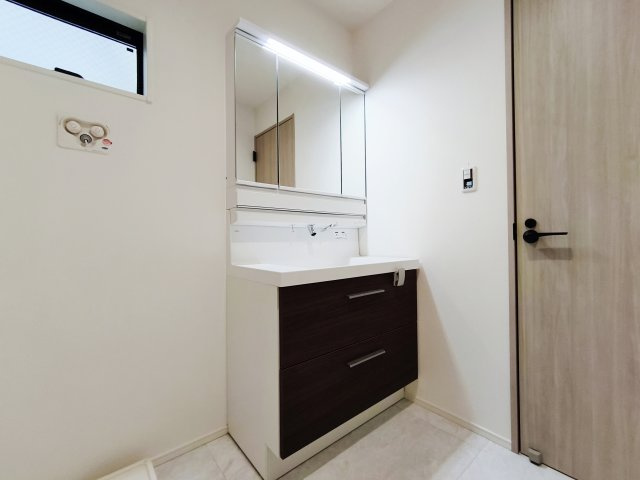 北区岸町2丁目 限定1棟の独立洗面台|使いやすい三面鏡の洗面台
鏡裏やベースキャビネットなど収納が豊富なので水回りをキレイにお使い頂けます
広々とした洗面室はお子様との入浴にも充分ばスペースがございます