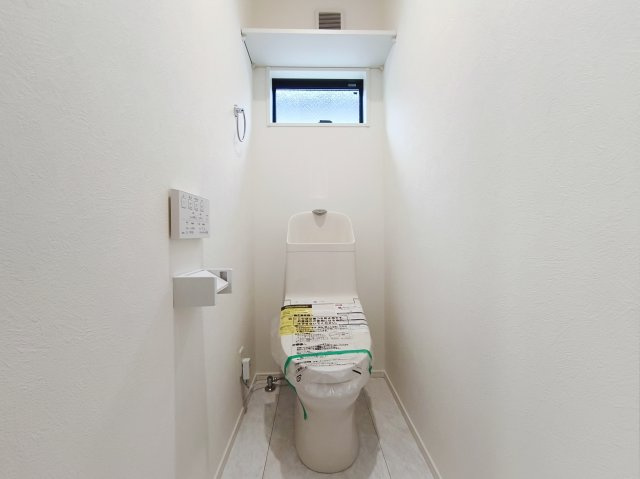 北区岸町2丁目 限定1棟のトイレ|小窓をもうけた明るく衛生的なトイレ
トイレは1階と2階それぞれに設置しています
忙しい朝にも便利です