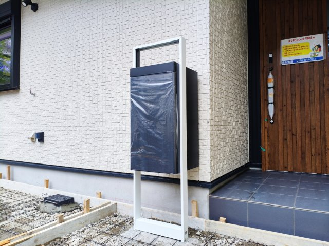 北区岸町2丁目 限定1棟のその他|お留守がちなご家庭に便利な宅配ボックスが標準装備です