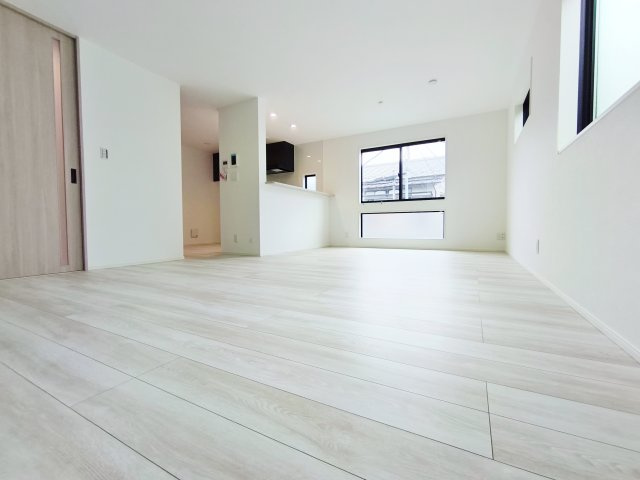 北区岸町2丁目 限定1棟の居間・リビング|家の中心でもあるLDKは18.93帖の開放感
多面開口の明るく快適な空間です