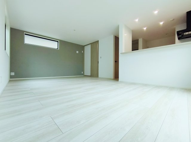 北区岸町2丁目 限定1棟の居間・リビング|18.93帖のLDKはアクセントクロスを施し空間を華やかに演出
足元には床暖房を設置しています