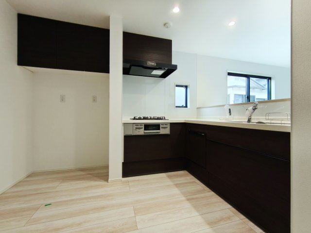 北区岸町2丁目 限定1棟のキッチン|人気の対面キッチンはリビングを眺めながらお料理ができます
家事効率の上がるハイスペックなキッチン
食器洗乾燥機、ガラストップコンロが標準装備です