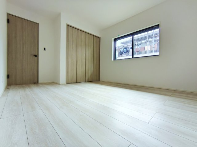 北区岸町2丁目 限定1棟の洋室|1階7.12帖洋室は2面開口の明るく快適な空間です
壁面ワイドなクローゼットが魅力的です