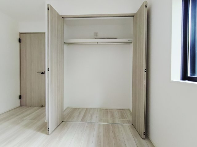 北区岸町2丁目 限定1棟の収納|1階クローゼットは壁面ワイドな収納です