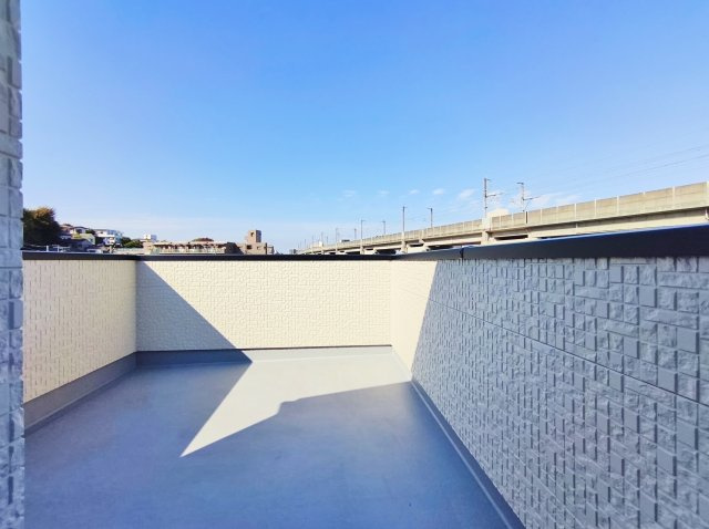 北区岸町2丁目 限定1棟のバルコニー|多目的にお使い頂けるルーフバルコニー
アウトドアリビングやガーデニングなど使い方は色々・・
多目的にお使い頂けます
防水コンセントと水栓つきです