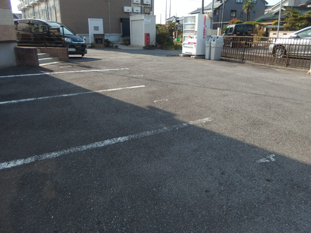 レオパレスサンセールの駐車場