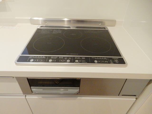 シュヴァルブランの内装|グリル付きIHシステムキッチン