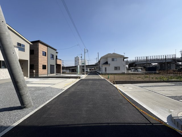 【前面道路含む現地写真】 | 本庄市本庄第９期　ワイウッドコート　新築戸建　　全３棟　1号棟