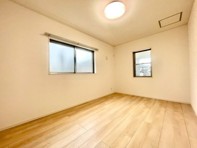 練馬区東大泉7丁目　戸建の洋室|全居室２面採光のため、日差しが差し込む明るいお部屋です！（2025.10.31撮影）

現地ご見学希望・資料請求などお気軽にお問い合わせ下さい！
03-5990-5201