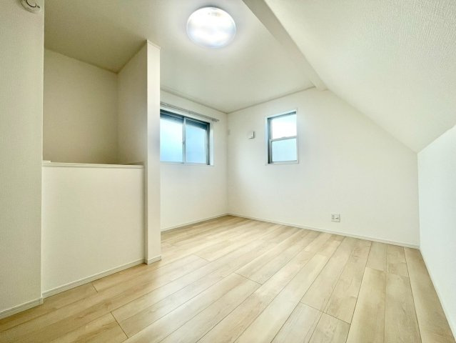 練馬区東大泉7丁目　戸建の洋室|全居室収納付きですので、お部屋を有効的に使うことが出来ます！（2025.10.31撮影）

現地ご見学希望・資料請求などお気軽にお問い合わせ下さい！
03-5990-5201