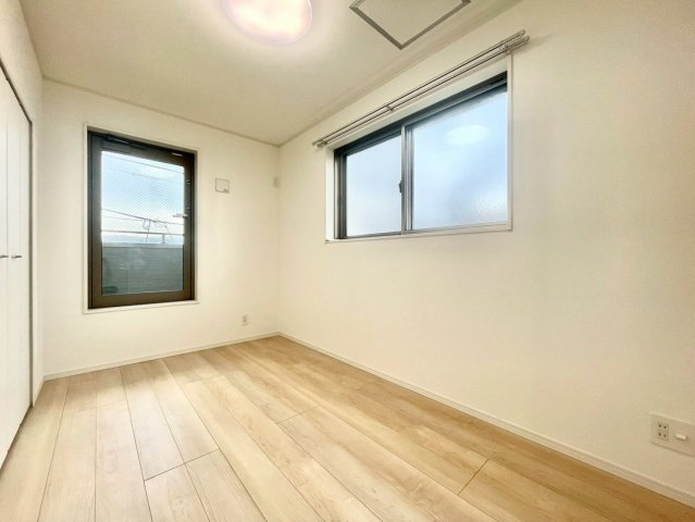 練馬区東大泉7丁目　戸建の洋室|大きな窓からたっぷりと陽光が注がれる明るい居室。（2025.10.31撮影）

現地ご見学希望・資料請求などお気軽にお問い合わせ下さい！
03-5990-5201