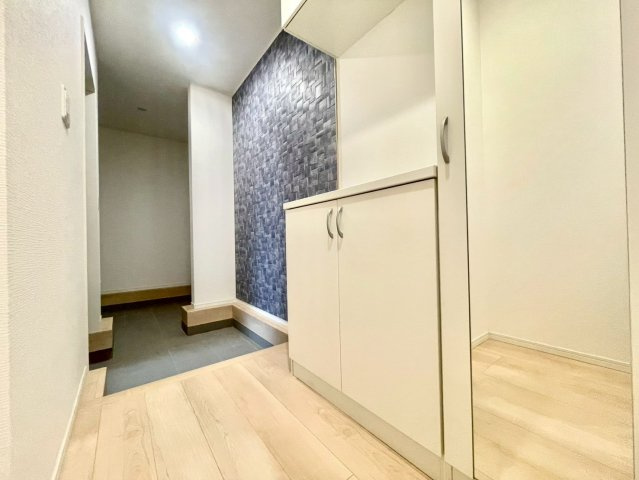 練馬区東大泉7丁目　戸建の玄関|お出かけ前の身だしなみチェックに役立つ鏡と収納完備の玄関です。（2025.10.31撮影）

現地ご見学希望・資料請求などお気軽にお問い合わせ下さい！
03-5990-5201