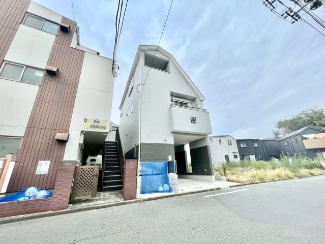 練馬区東大泉7丁目　戸建の前面道路含む現地写真|カースペースもしっかり確保。車での移動が欠かせないファミリーにも嬉しいプランです。（2025.10.31撮影）

現地ご見学希望・資料請求などお気軽にお問い合わせ下さい！
03-5990-5201