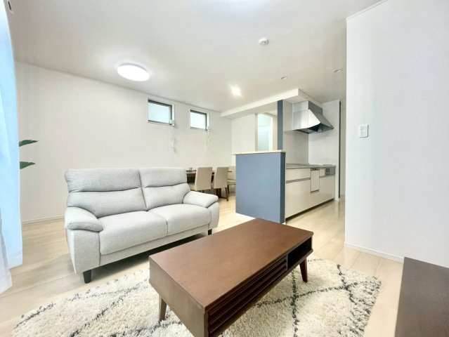 練馬区東大泉7丁目　戸建の居間・リビング|2階リビングは外からの視線が気にならない、寛ぎのプライベート空間！（2025.10.31撮影）

現地ご見学希望・資料請求などお気軽にお問い合わせ下さい！
03-5990-5201