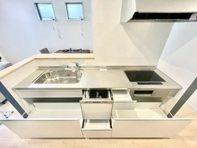 練馬区東大泉7丁目　戸建のキッチン|ご家族と会話を楽しみながらお料理ができる対面式キッチン。（2025.10.31撮影）

現地ご見学希望・資料請求などお気軽にお問い合わせ下さい！
03-5990-5201