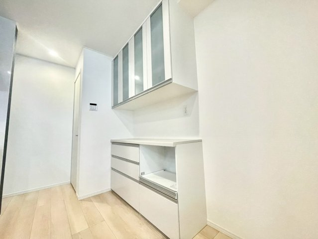 練馬区東大泉7丁目　戸建のキッチン|食器棚いらずのカップボードを完備した収納力のあるキッチンです！ （2025.10.31撮影）

現地ご見学希望・資料請求などお気軽にお問い合わせ下さい！
03-5990-5201