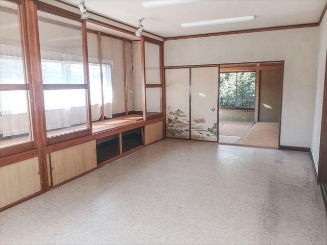ゴルフガーデン　一碧湖近くの店舗兼住宅の洋室|陽当りの良い2階洋室