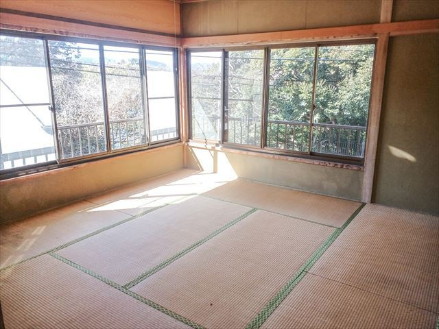 ゴルフガーデン　一碧湖近くの店舗兼住宅の和室|窓が大きく開放的な2階和室8帖