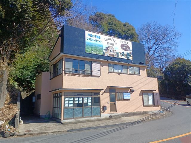 ゴルフガーデン　一碧湖近くの店舗兼住宅の前面道路含む現地写真|目の前がバス停で分かりやすい立地です