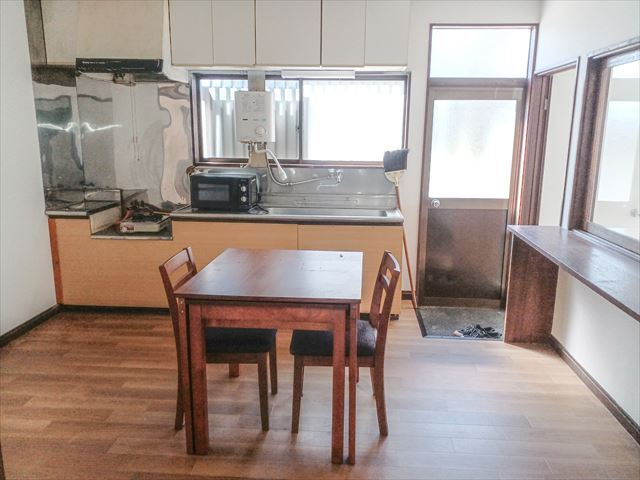 ゴルフガーデン　一碧湖近くの店舗兼住宅のキッチン|勝手口付きのダイニングキッチン