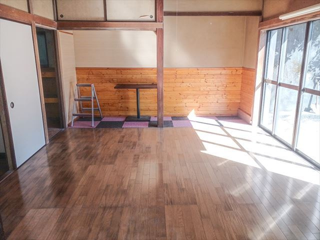 ゴルフガーデン　一碧湖近くの店舗兼住宅の洋室|1階洋室は納戸と繋がっています