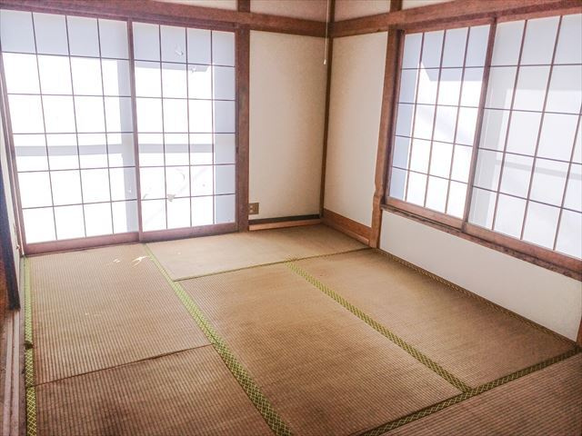 ゴルフガーデン　一碧湖近くの店舗兼住宅の和室|ダイニング横の明るい和室6帖
