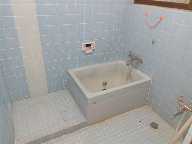 ゴルフガーデン　一碧湖近くの店舗兼住宅の浴室|コンパクトな浴槽