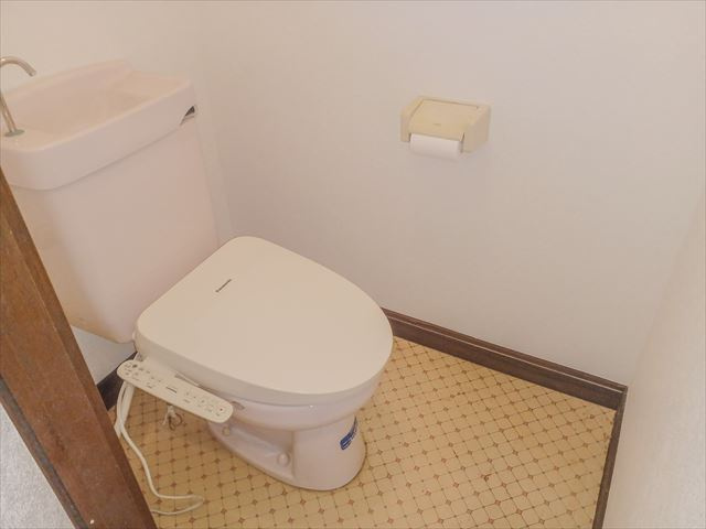 ゴルフガーデン　一碧湖近くの店舗兼住宅のトイレ|温水洗浄便座