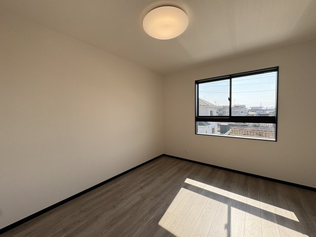 【洋室】 | 本庄市本庄第９期　ワイウッドコート　新築戸建　　全３棟　2号棟