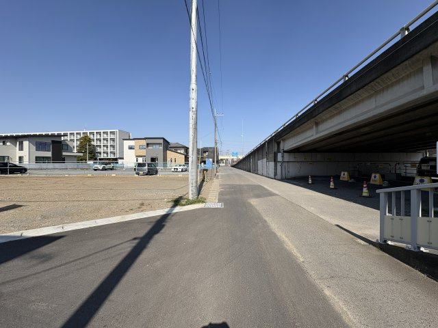 【前面道路含む現地写真】 | 本庄市本庄第９期　ワイウッドコート　新築戸建　　全３棟　2号棟