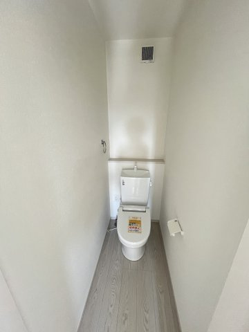 【トイレ】 | 糟屋郡宇美町障子岳3丁目1期　1号棟（全4棟）【仲介手数料無料・0円】 | 施工例。2階にもトイレです。施工例は完成時と異なる場合があります。