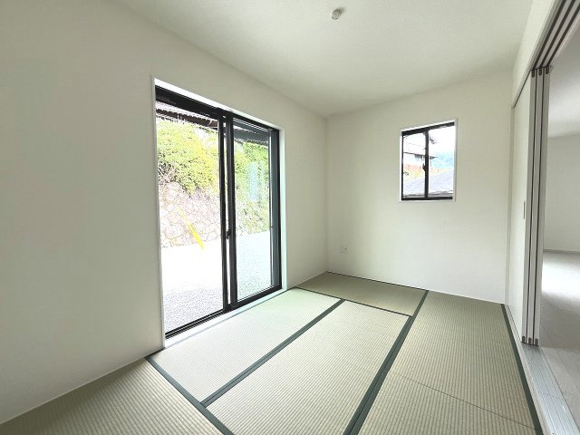 【居間・リビング】 | 糟屋郡宇美町障子岳3丁目1期　1号棟（全4棟）【仲介手数料無料・0円】 | 施工例。施工例は完成時と異なる場合があります。