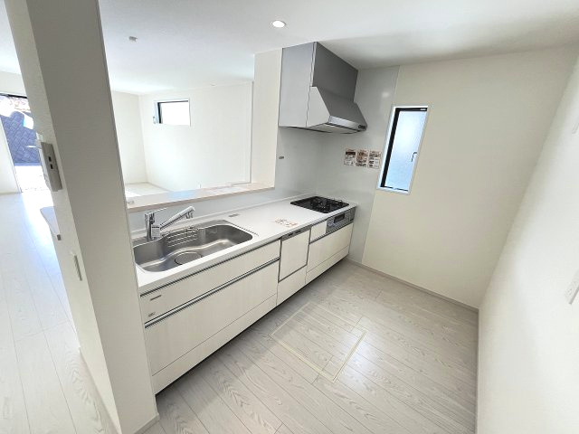 【キッチン】 | 糟屋郡宇美町障子岳3丁目1期　1号棟（全4棟）【仲介手数料無料・0円】 | 施工例。施工例は完成時と異なる場合があります。
