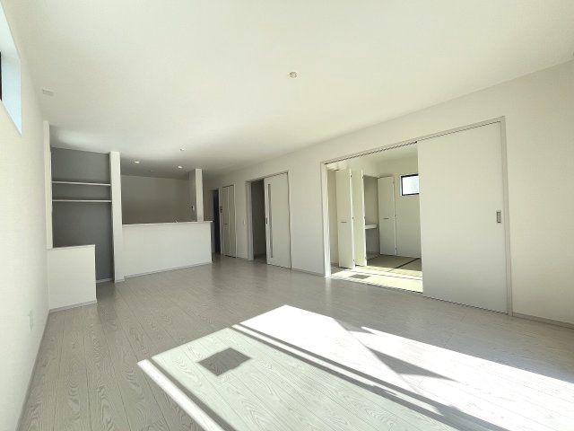 【内装】 | 糟屋郡宇美町障子岳3丁目1期　1号棟（全4棟）【仲介手数料無料・0円】 | 施工例。リビングです。施工例は完成時と異なる場合があります。