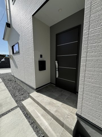 【玄関】 | 糟屋郡宇美町障子岳3丁目1期　2号棟（全4棟）【仲介手数料無料・0円】 | 施工例。施工例は完成時と異なる場合があります。