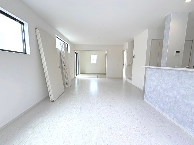 【居間・リビング】 | 糟屋郡宇美町障子岳3丁目1期　2号棟（全4棟）【仲介手数料無料・0円】 | 現地写真。