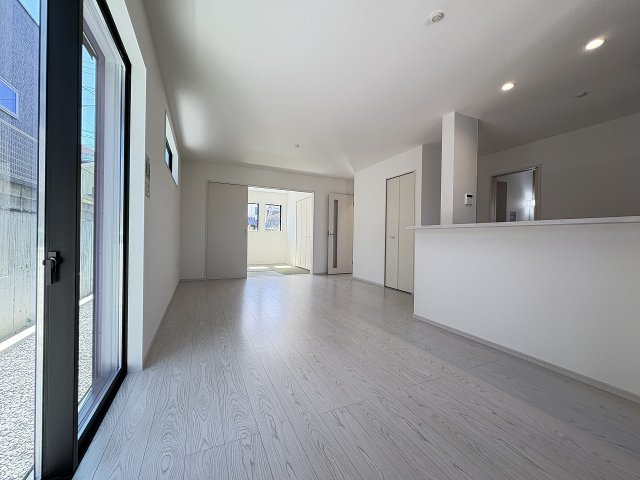 【居間・リビング】 | 糟屋郡宇美町障子岳3丁目1期　2号棟（全4棟）【仲介手数料無料・0円】 | 施工例。施工例は完成時と異なる場合があります。