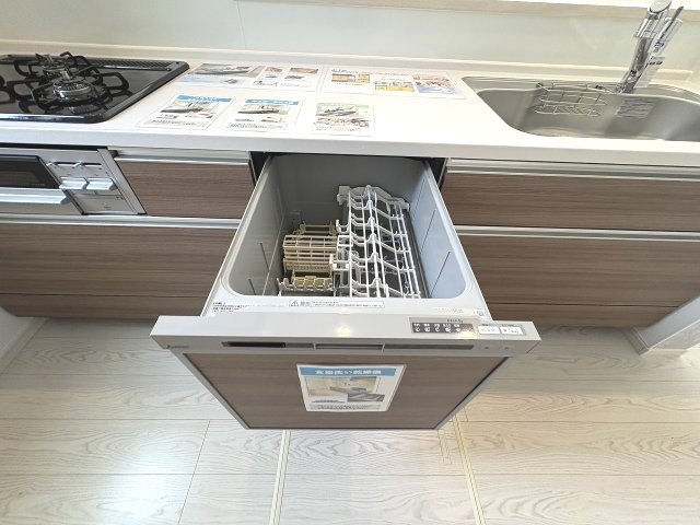 【キッチン】 | 糟屋郡宇美町障子岳3丁目1期　2号棟（全4棟）【仲介手数料無料・0円】 | 現地写真。食洗器が付いてます。