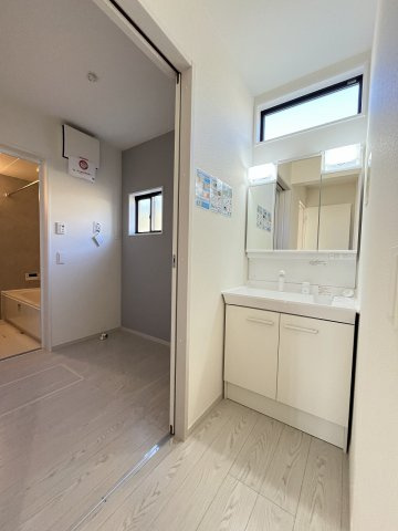 【洗面所】 | 糟屋郡宇美町障子岳3丁目1期　2号棟（全4棟）【仲介手数料無料・0円】 | 施工例。施工例は完成時と異なる場合があります。