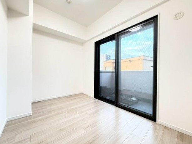 【洋室】 | 日神パレステージ板橋本町第６ | バルコニー付きの洋室です。窓からの眺望もよく、遠方まで見通すことができます！