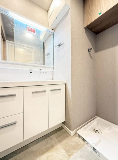【独立洗面台】 | 日神パレステージ板橋本町第６ | 身だしなみチェックや歯磨きなど、朝の慌ただしい時間でも余裕とゆとりを感じられる。