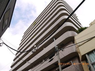 【外観】 | 都心へアクセス良好な「板橋本町」駅より徒歩５分の好立地。