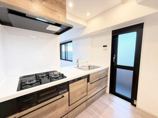 【キッチン】 | 日神パレステージ板橋本町第６ | 家族の顔も見れて安心、対面式・浄水器付き３口コンロのシステムキッチンを採用！