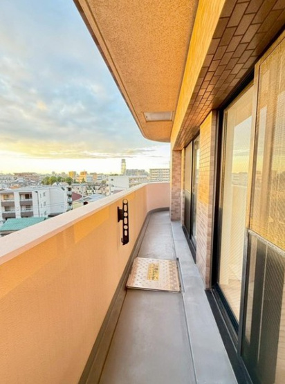 【バルコニー】 | 日神パレステージ板橋本町第６ | バルコニー面、壁一面の掃き出し窓からたくさんの陽の光が入ってまいります！